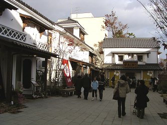 「ぱてぃお」(中庭)から眺める「ぱてぃお大門 蔵楽庭」