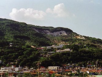 発生直後の地附山地滑り災害